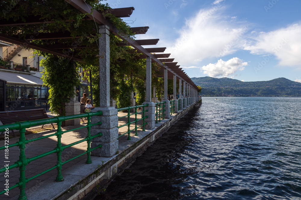 Obraz premium La pergola nel Lungomare di Arona in provincia di Novara sul Lago Maggiore in Piemonte