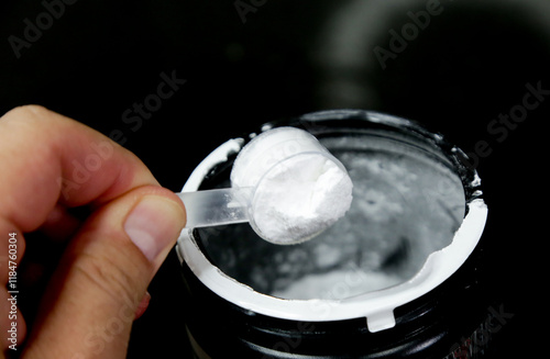 Colher de 5g de creatina pura na agua pronta para consumo humano.
