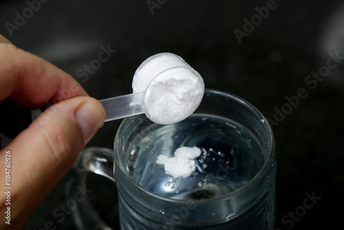 Colher de 5g de creatina pura na agua pronta para consumo humano.
