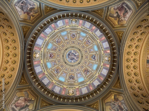 particolare dei decori interni della cupola nella basilica di Santo Stefano a Budapest, l'edificio religioso piè grande in Ungheria.