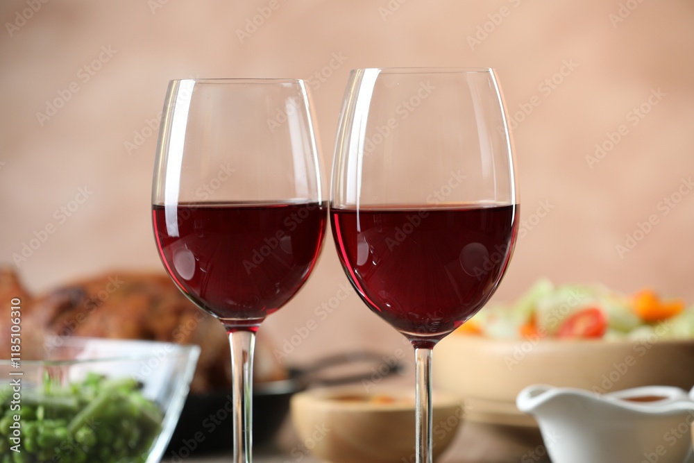 Naklejka premium Red wine and delicious dinner served on table, closeup