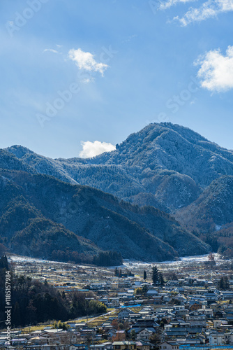 薄っすら雪化粧の山と街並み photo