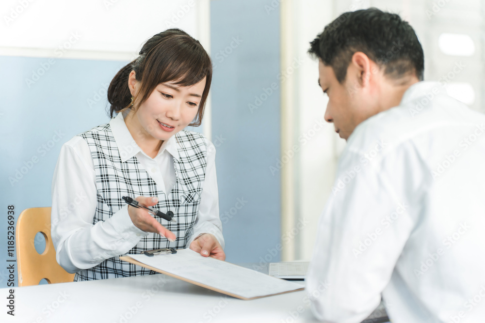 接客・顧客対応する受付嬢・事務員の女性と顧客の男性
接客・顧客対応する受付嬢・事務員の女性と顧客の男性