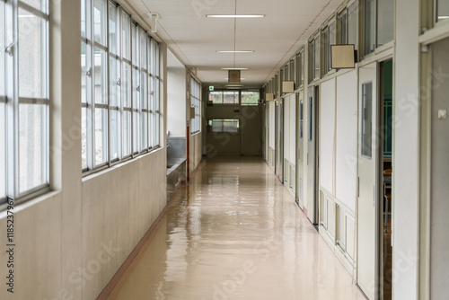 小学校・中学校・高校の校舎・学校の廊下
 photo