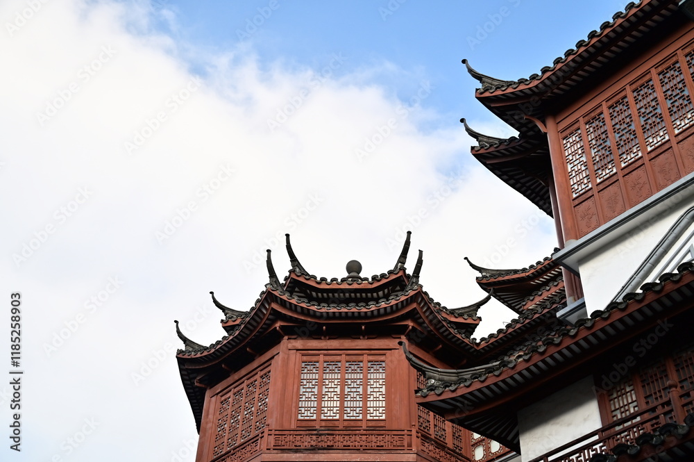 Fototapeta premium On Linyi Street in central Taipei, Fuyuan is a hidden gem designed in the style of a Suzhou garden. Once a private venue for political and business elites, it reflects both elegance and history.