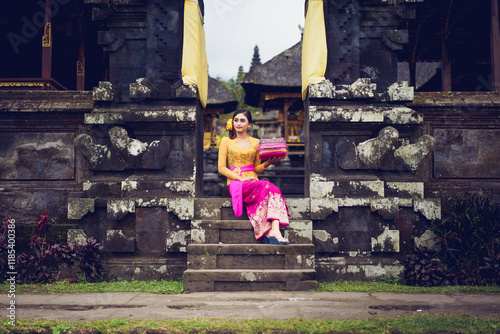 Obraz na płótnie Indonesian woman in bali costume Indonesian national dress, Bali Indonesia w salonie