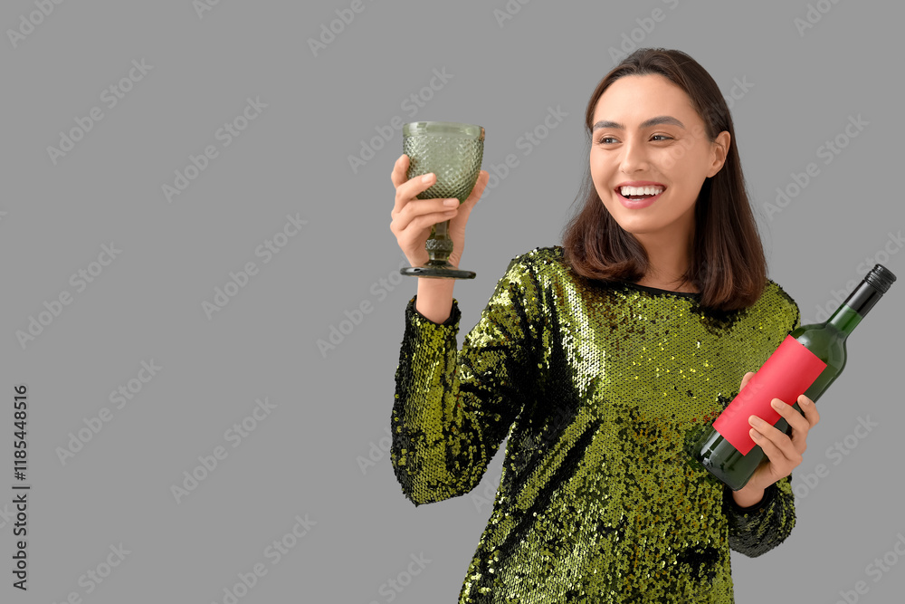 Φωτογραφία Beautiful young woman with glass and bottle of wine on grey background