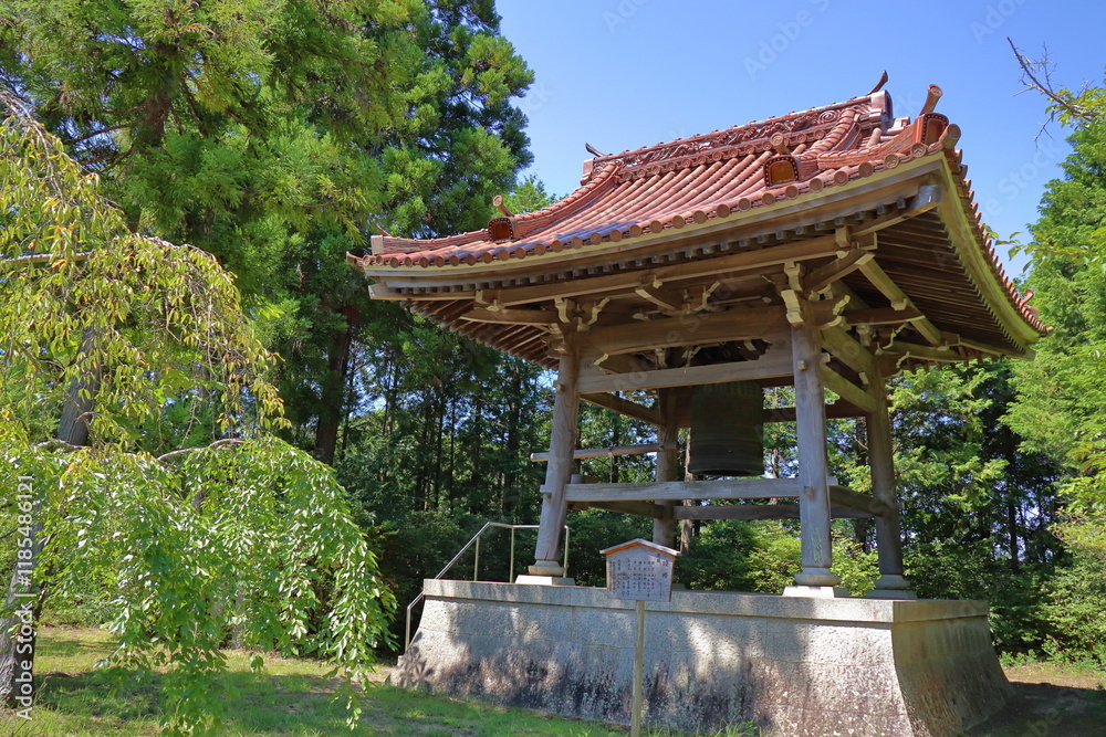 青空に映える寺の鐘楼