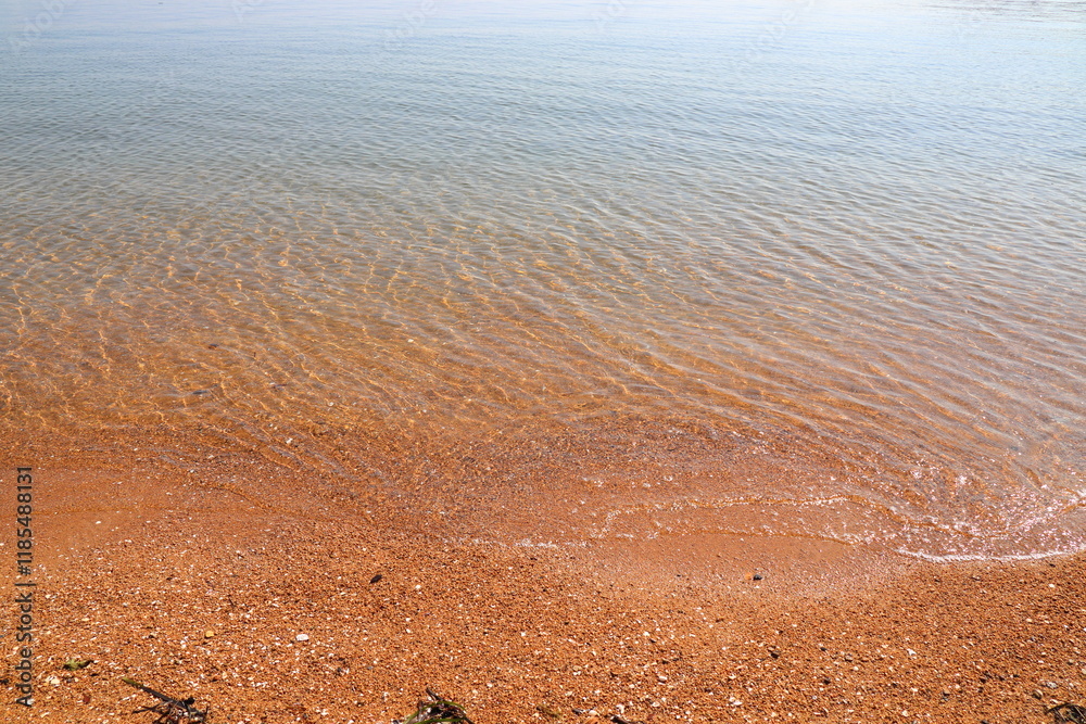 赤い砂浜と淡い色の海