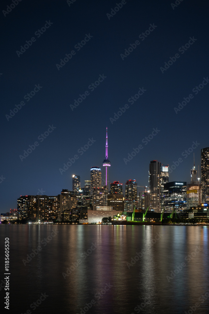 Obraz premium Night scene of downtown Toronto during early winter time