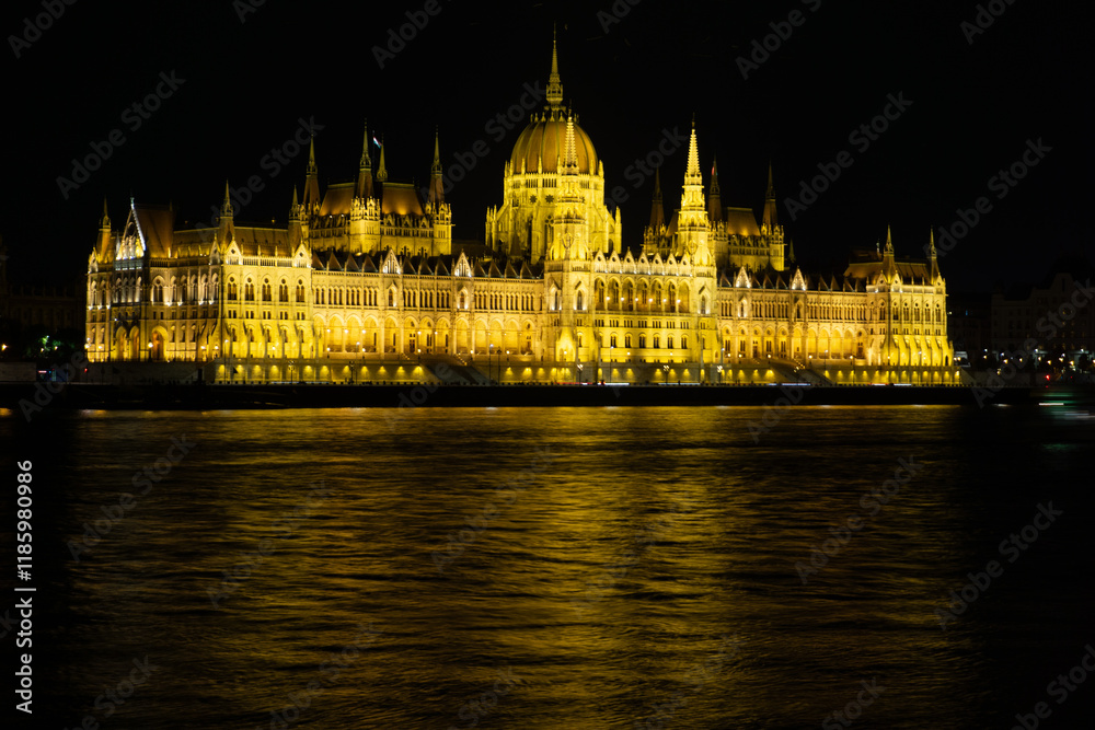 Fototapeta premium Parlament in Budapest bei Nacht