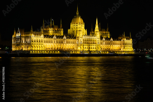 Parlament in Budapest bei Nacht photo