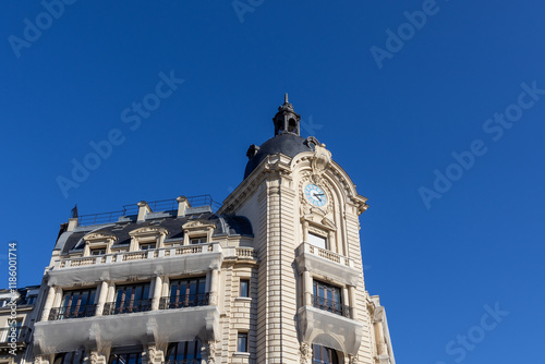 Картината върху платно the facade of the building country
