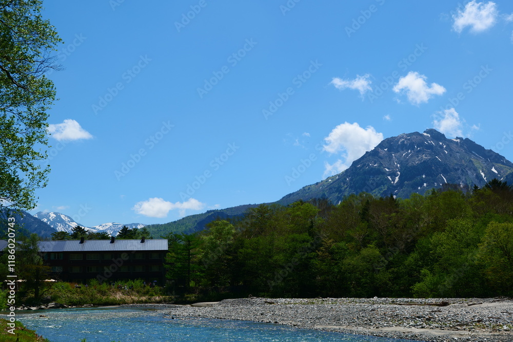 Fototapeta premium 中部山岳国立公園、上高地より焼岳を望む。松本、長野、日本。5月下旬。