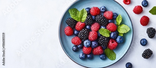 Juicy fresh raspberries blu...