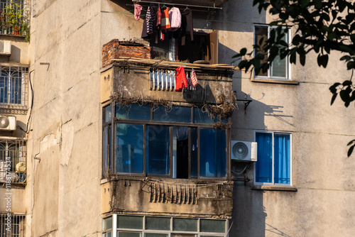 Fotografia A weathered and rundown apartment building in Liuzhou, Guangxi, China, located in a typical low-income residential neighborhood