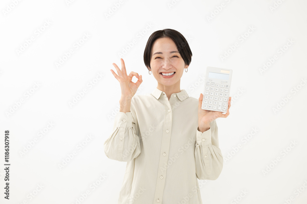 電卓を持つミドル女性