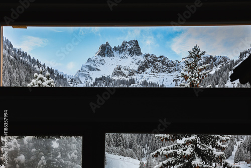 Zimowy krajobraz górski widziany przez okno budynku. Wypoczynek w górach. Włochy, Alpy, Dolomity, Arabba, Krajobraz, pocztówka, kartka. © Anita