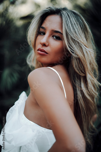 Obraz na płótnie Chica rubia joven posando en jardin con traje blanco w salonie