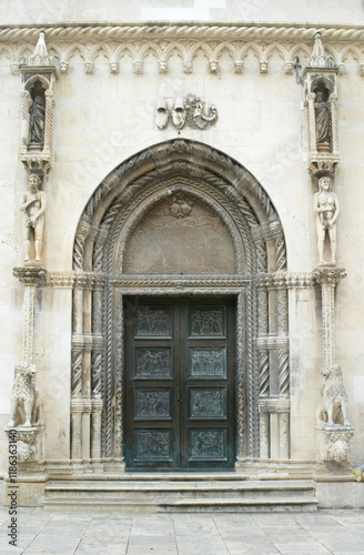 Obraz na płótnie Entrance to the cathedral of Saint James in Sibenik, Croatia w salonie
