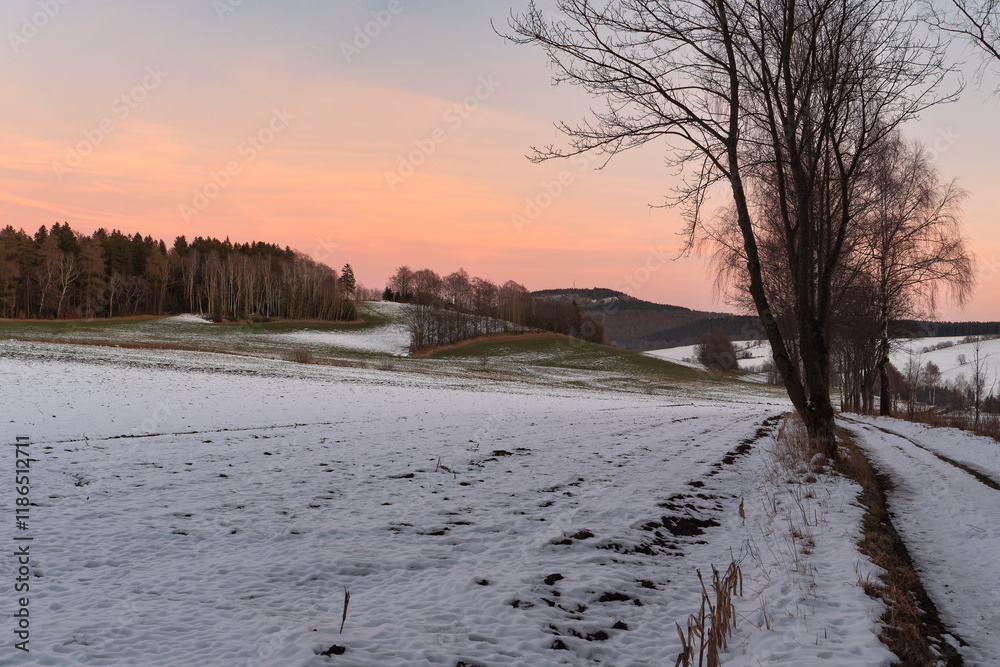 Abendliche Winterlandschaft mit Feldweg und Abendrot Abendliche Winterlandschaft mit Feldweg und Abendrot