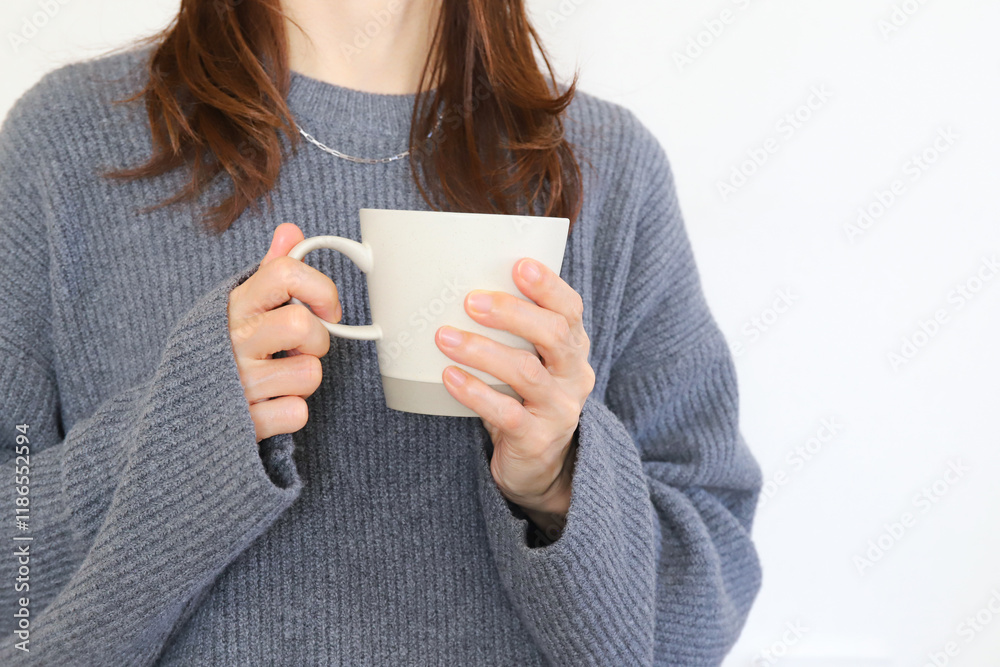 マグカップを持った女性 マグカップを持った女性