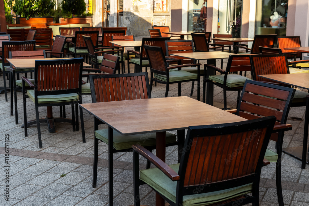 Φωτογραφία cozy outdoor cafe in Novi Sad, Serbia, on a sunny morning