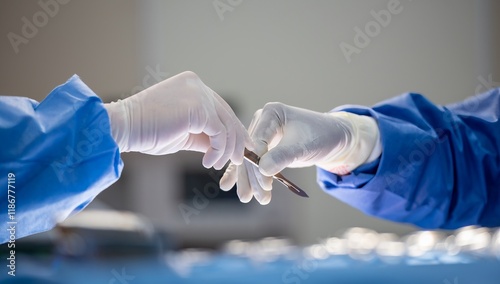 Foto Team of surgery doctor in Operating Room hold hands scalpel surgical blade give to Surgeons During Operation