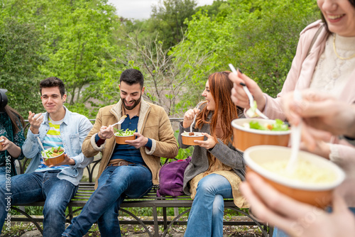 Photography Group of friends enjoying take-away food in plastic-free bowls outdoors
