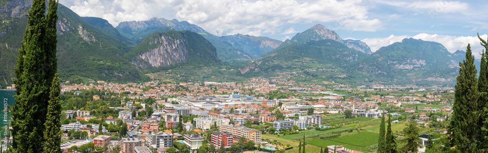 Obraz premium The panorama of Riva del Garda and Lago di Garda lake.