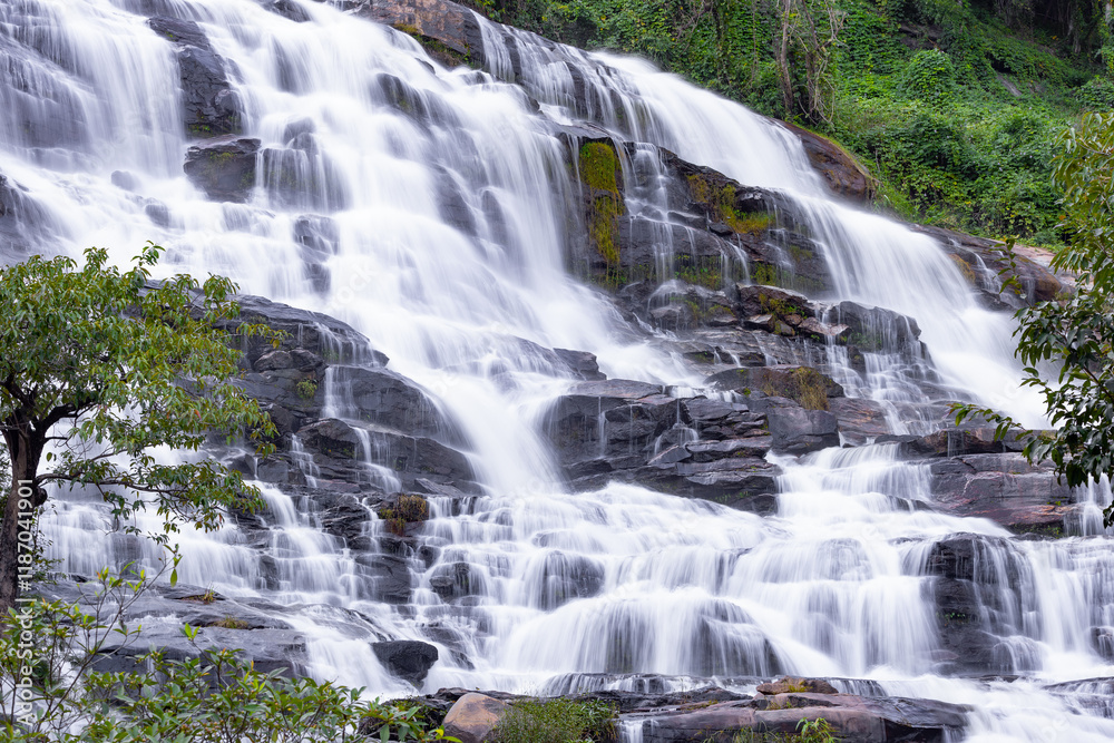 Obraz premium Landscape nature of Mae ya waterfall in mountain Chiang mai Thailand located within the area of Doi Inthanon National Park, a popular destination of tourist in Northern of Thailand