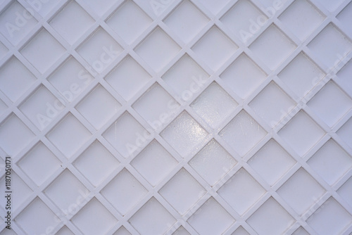 Trama de líneas y rombos de estuco en pared blanca