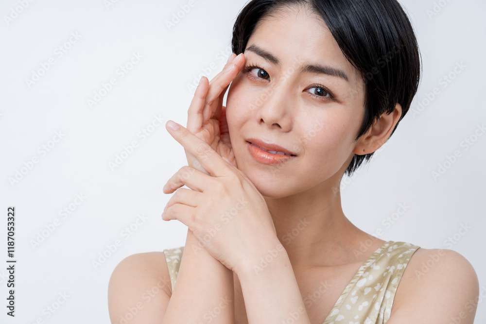 若い女性のスキンケアイメージ 若い女性のスキンケアイメージ