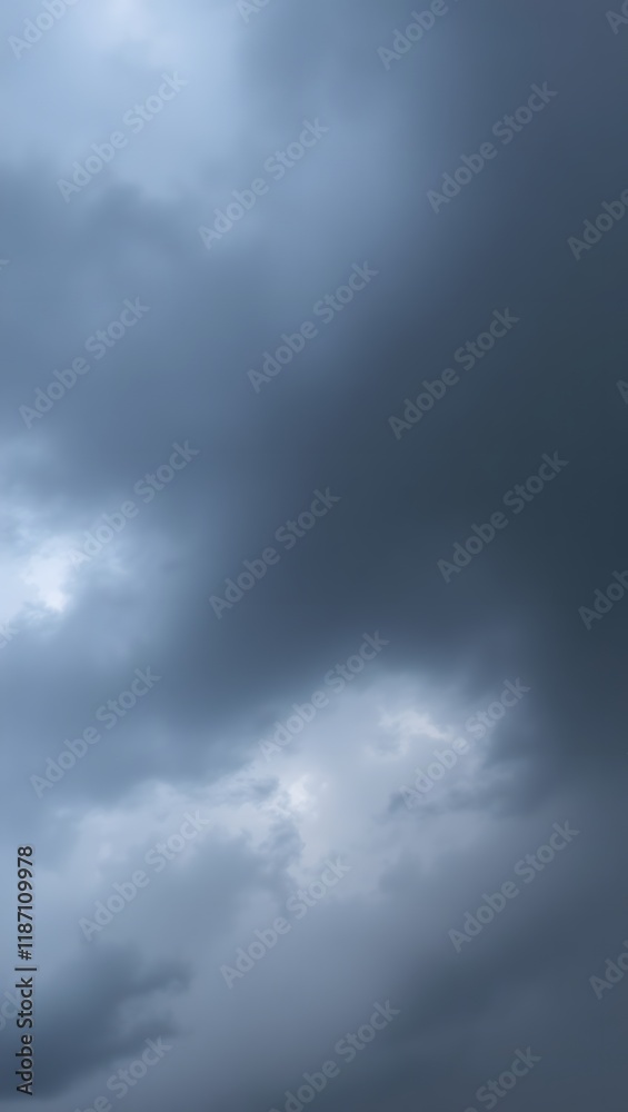 Fototapeta premium A dramatic sky filled with dark clouds, suggesting an impending storm.