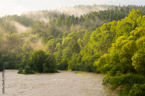 Fototapeta Naklejka Na Ścianę i Meble -  Bieszczady - widok na góry, rzekę, mgły o zachodzie słońca