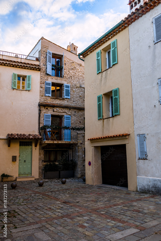 Fototapeta premium Dans les rues de Antibes sur la Côte d'Azur en France