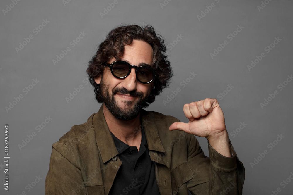 Obraz premium young bearded man wearing sun glasses