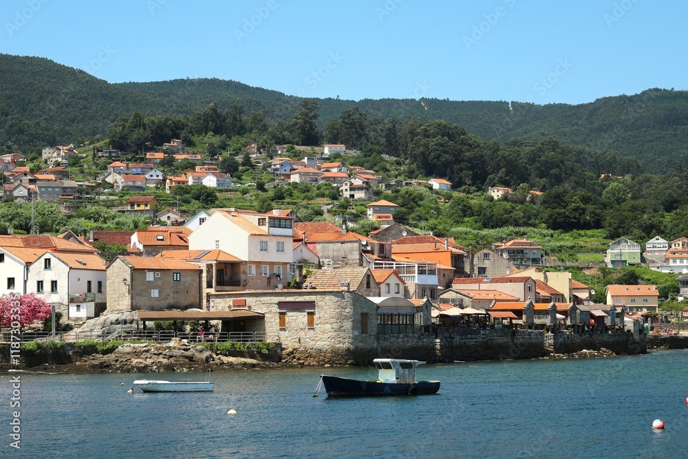 Fototapeta premium Vista de Combarro, con marea alta. Pontevedra, Galicia.