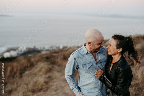 Lachendes Paar am Lions Head, Kapstadt, Südafrika