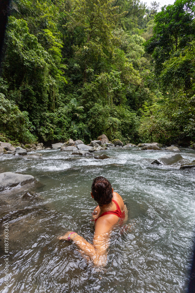 Fototapeta premium Femme observation contemplation forêt tropicale amazone Costa Rica jungle