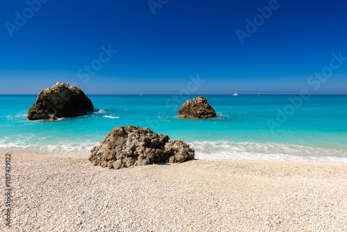 Krajobraz morski na greckiej wyspie Lefkada, Megali Petra Beach, niebieskie niebo, Morze Jońskie, tło do projektu, tapeta