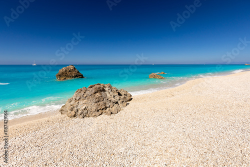 Krajobraz morski na greckiej wyspie Lefkada, Megali Petra Beach, niebieskie niebo, Morze Jońskie, tło do projektu, tapeta