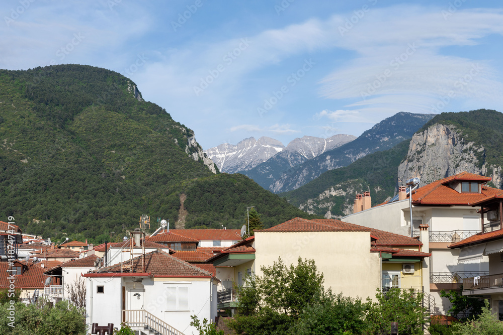 Village de Litochoro et Mont Olympe en Grèce Village de Litochoro et Mont Olympe en Grèce