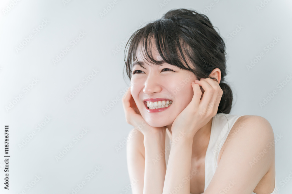 頬杖をしながら笑う若い日本人女性(美容・美白・エステ・スキンケアイメージ)
頬杖をしながら笑う若い日本人女性(美容・美白・エステ・スキンケアイメージ)