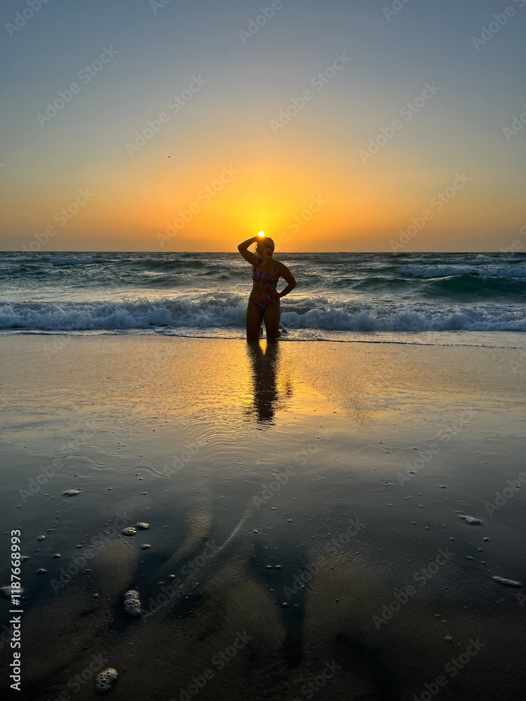 Naklejka premium silhouette on the sun set 