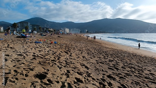 Playa de Papudo, Chile, con las montañas y el Océano Pacífico de fondo