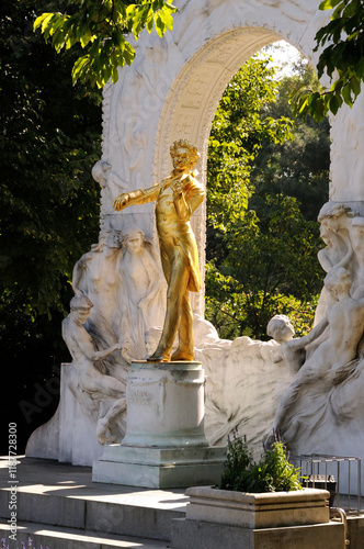 Denkmal Johann Strauss (Sohn) in Wien // Monument Johann Strauss II in Vienna