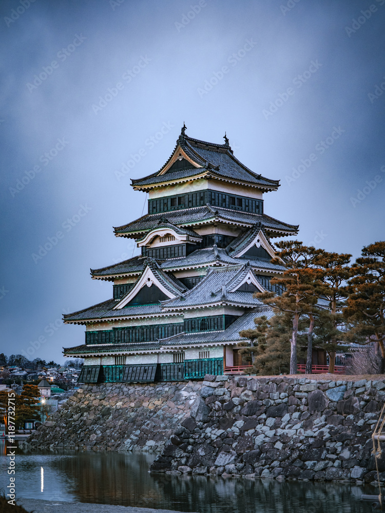 Obraz premium 夜の時間帯の松本城