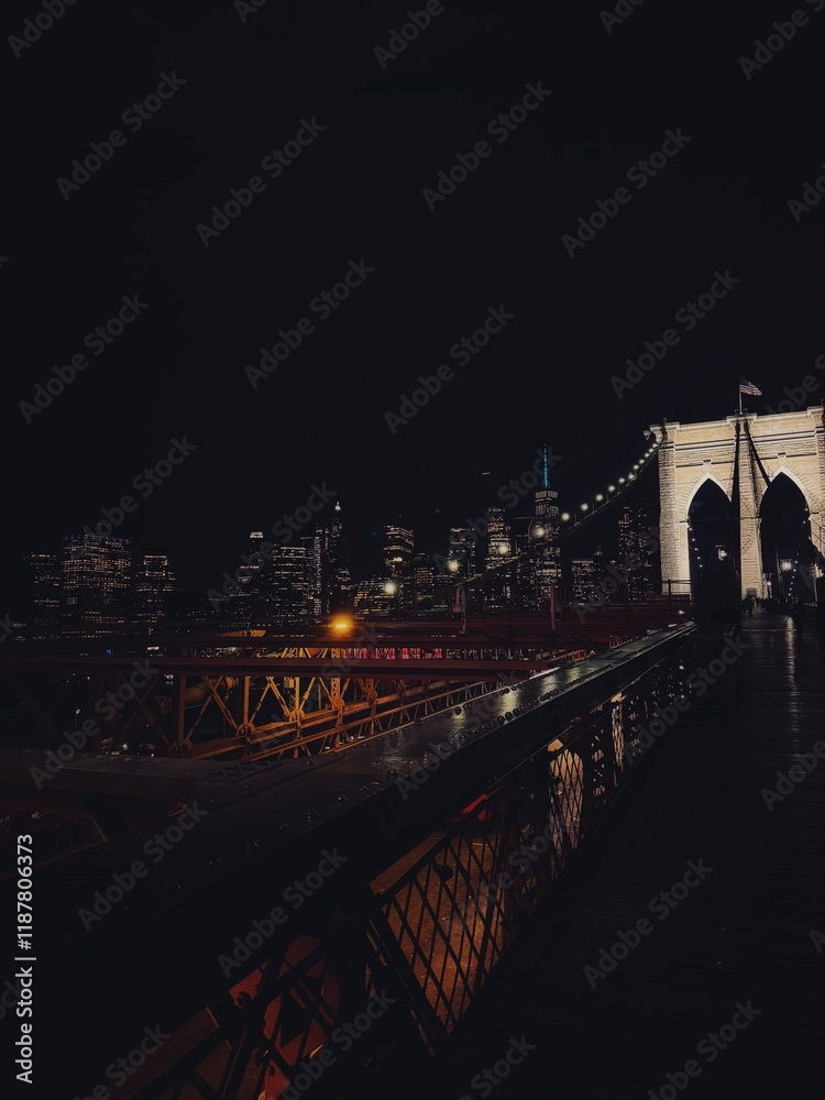 Fototapeta premium Brooklyn Bridge at Night: City Lights Reflection