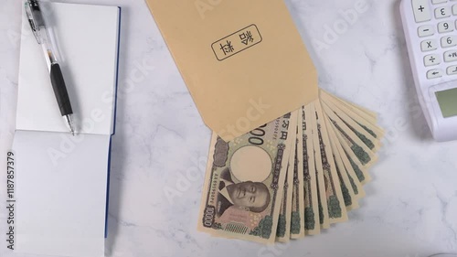 給料日に自宅にてお金の計算